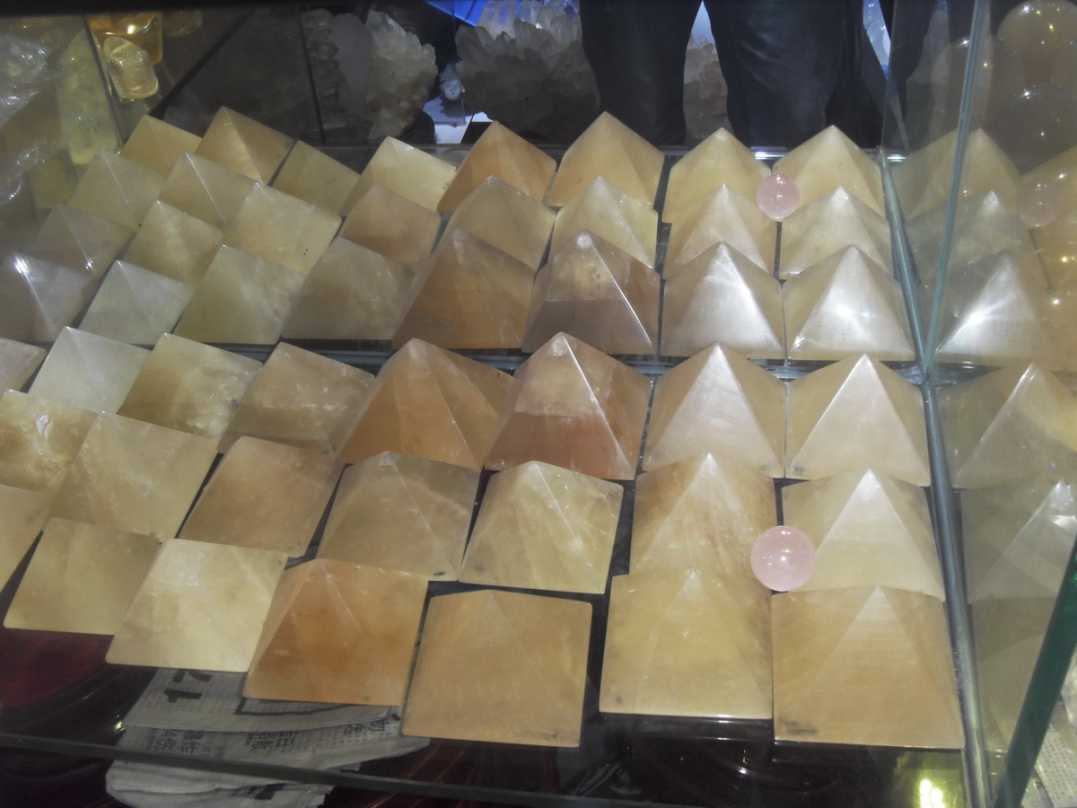Semi Precious Stone Natural Crystal Calcite Pyramid Display <Esb01652>